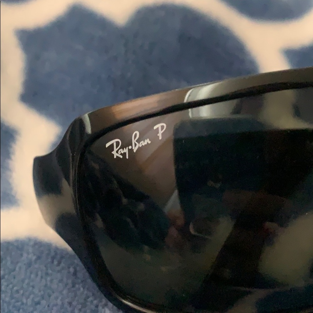 Black Ray-ban sunglasses